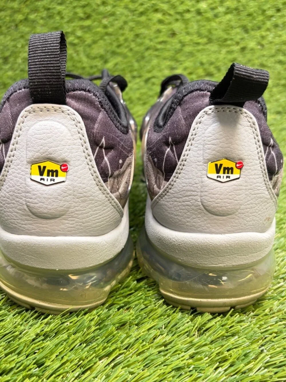 Nike Air VaporMax Plus La Requin Gray Black Mens Size 8.5 Running Shoes Sneakers